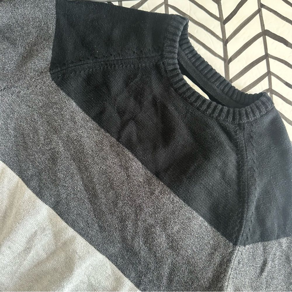 American Eagle Men's Size M Long Sleeve Gray to Black Colorblock Sweater